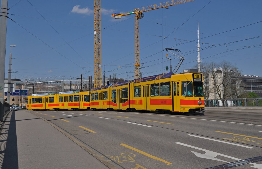 Be 4/8 222 und der Be 4/6 225 auf der Linie 10 fahren zur Haltestelle Mnchensteinerstrasse. Die Aufnahme stammt vom 25.04.2013.