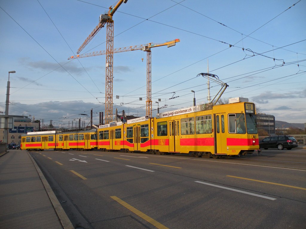 Be 4/8 223 und der Be 4/6 101 auf der Linie 10 auf der Mnchensteinerbrcke in der Abendsonne. Die Aufnahme stammt vom 21.03.2013.