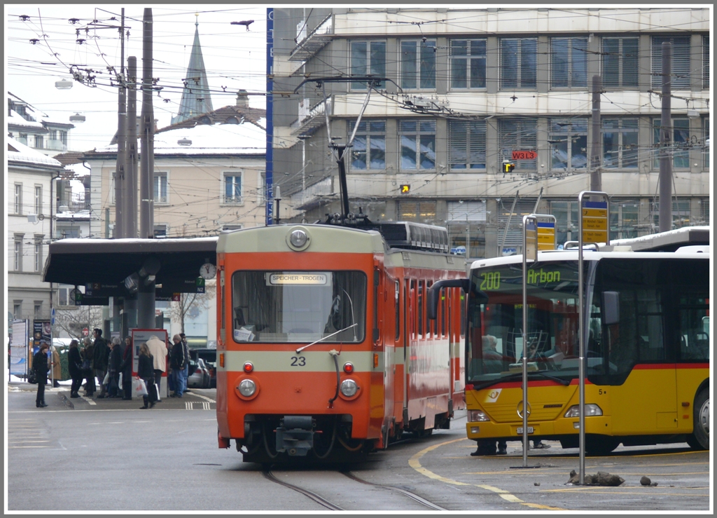 Be 4/8 23 der Trogenerbahn umrundet die Standpltze von Stadtbus und Postauto. (21.12.2010)