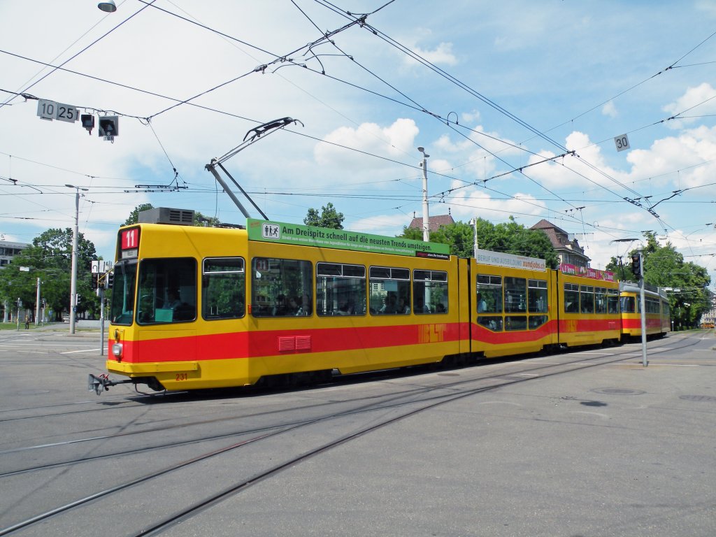 Be 4/8 231 und Be 4/6 105 auf der Linie 11 fahren in Basel am Bahnhof SBB ein. Die Aufnahme stammt vom 21.05.2011.