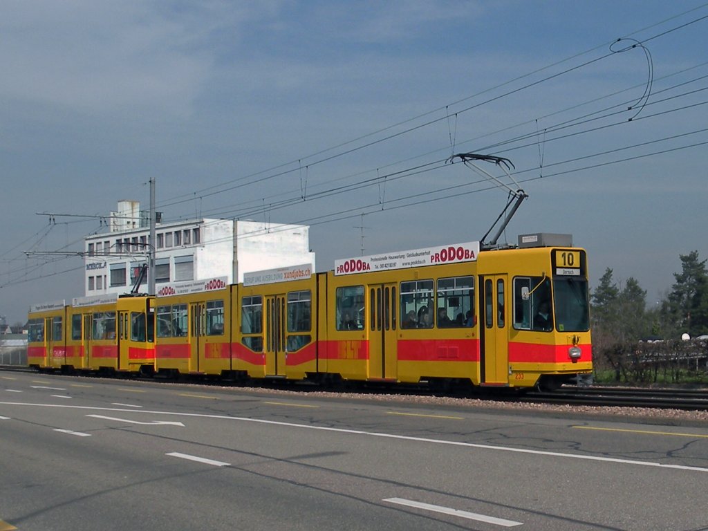 Be 4/8 233 in voler Fahrt auf der Linie 10 Richtung Haltestelle M - Parc. Die Aufnahme stammt vom 15.03.2011.