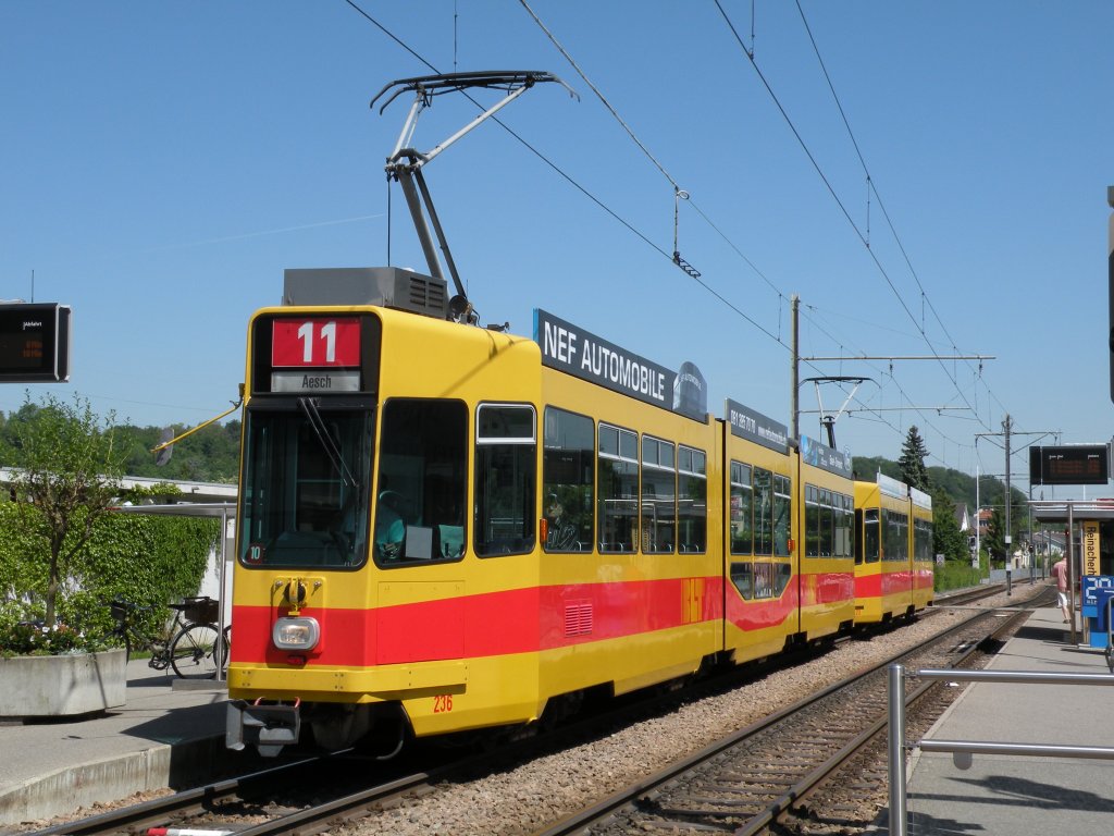 Be 4/8 236 und Be 4/6 213 an der Haltestelle Reinacherhof Richtung Aesch. Die Aufnahme stammt vom 24.05.2010.