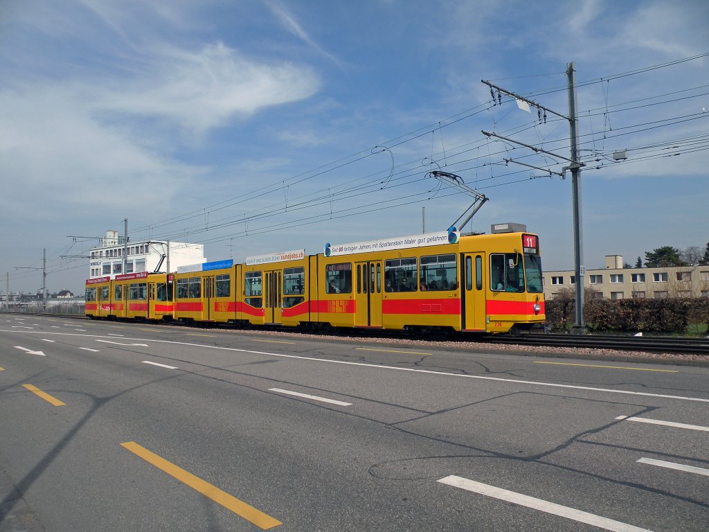 Be 4/8 236 und Be 4/6 229 auf der Linie 11 fahren Richtung Haltestelle M-Parc. Die Aufnahme stammt vom 15.03.2011.