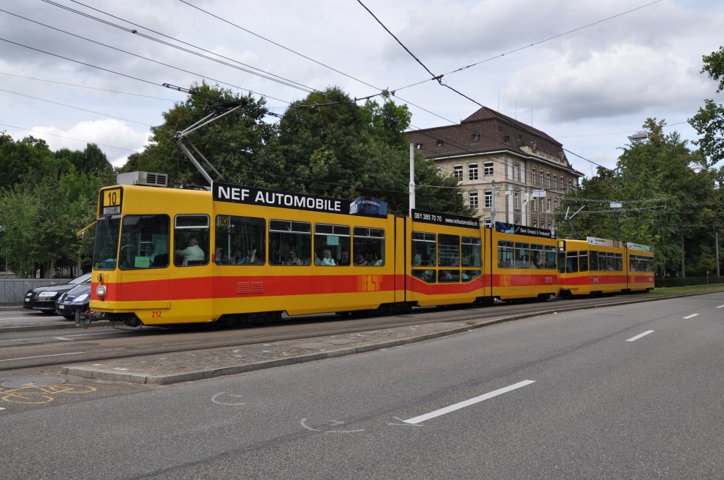 Be 4/8 242 und Be 4/6 262 auf der Linie 10 vor dem Lichtsignal beim Bahnhof SBB. Die Aufnahme stammt vom 13.08.2011.