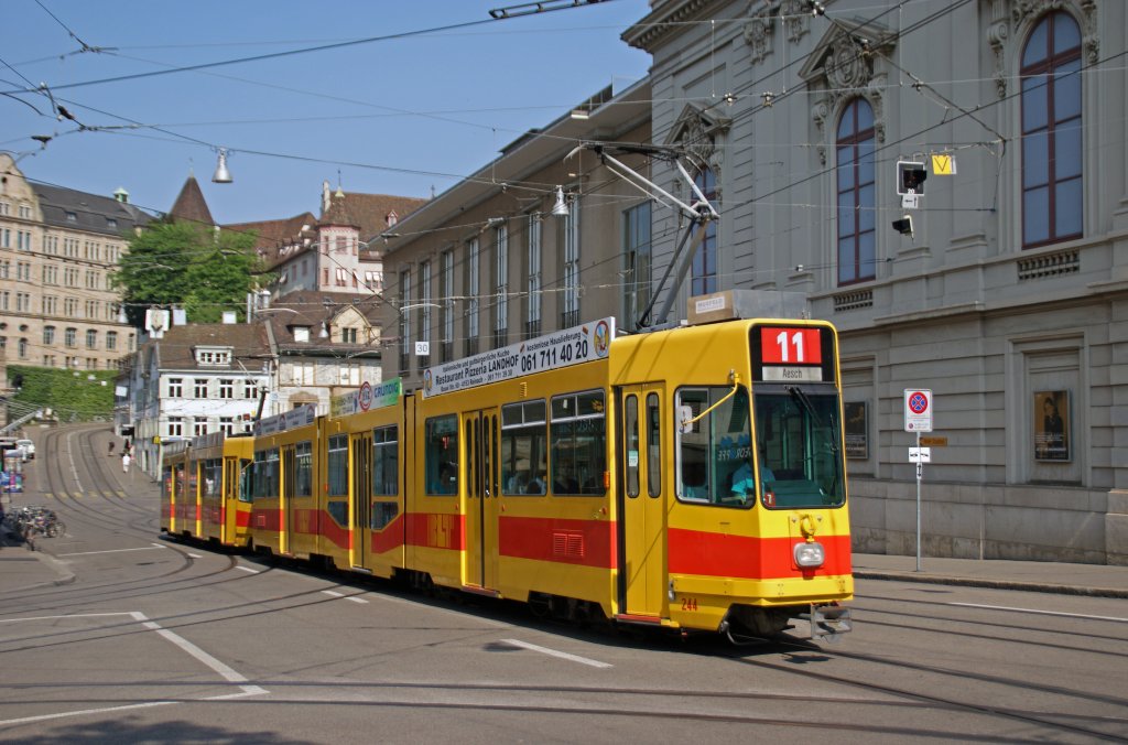 Be 4/8 244 und der Be 4/6 263 fahren den Steineberg hinauf zur Haltestelle Bankverein. Die Aufnahme stammt vom 08.07.2013. 