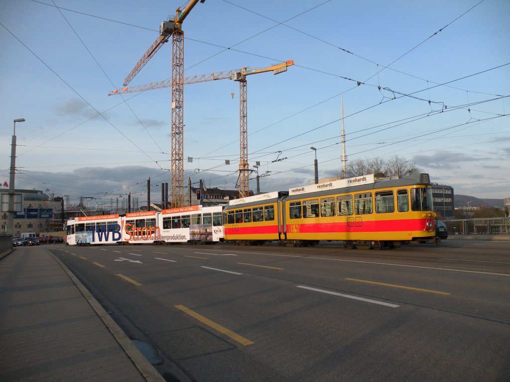 Be 4/8 245 mit der IWB Stromwerbung und der Be 4/6 111 auf der Linie 10 auf der Mnchensteinerbrcke in der Abendsonne. Die Aufnahme stammt vom 21.03.2013.