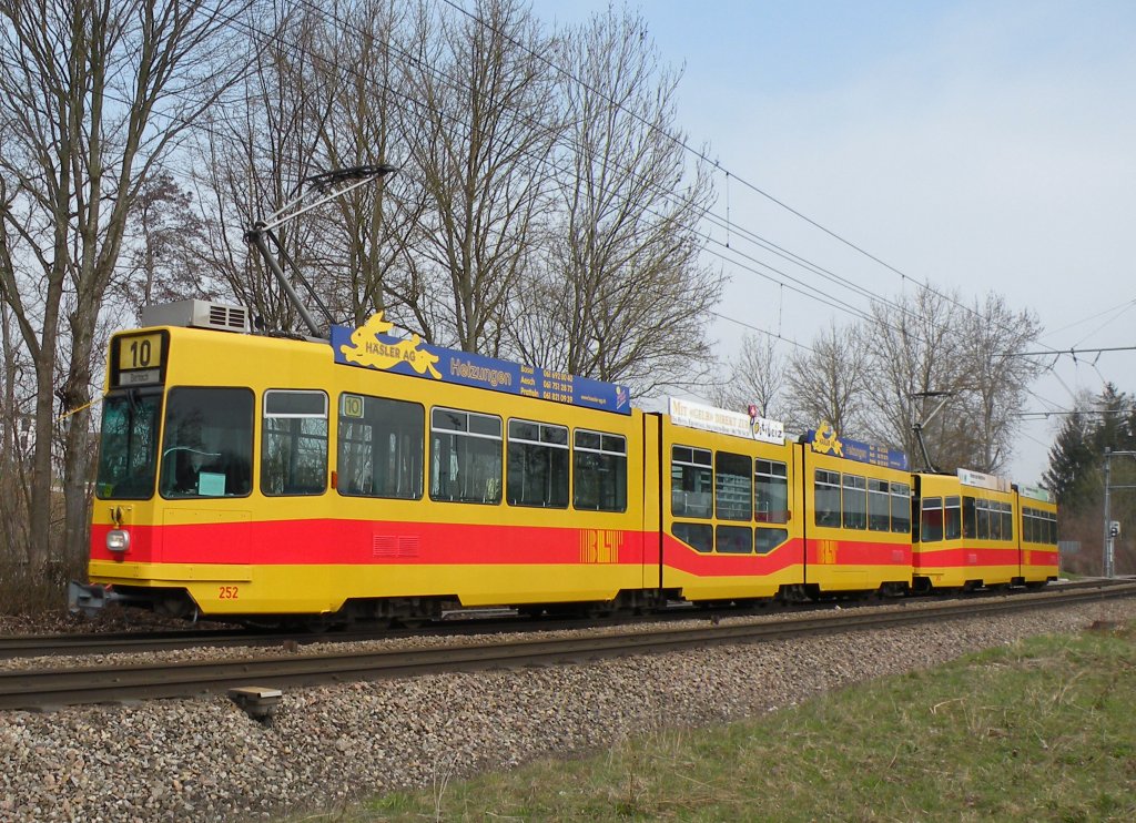 Be 4/8 252 und der Be 4/6 262 kurz nach der Haltestelle Knelmatt auf der Linie 10. Die Aufnahme stammt vom 02.04.2013.