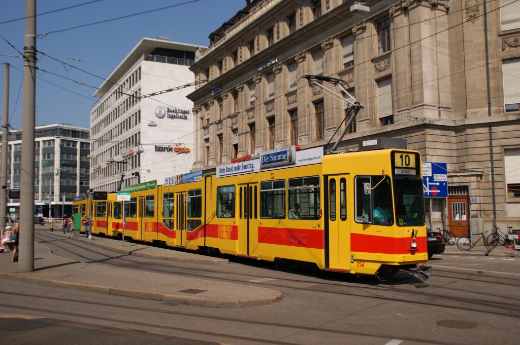 Be 4/8 254 und der Be 4/6 264 auf der Linie 10 fahren zur provisorischen Haltestelle am Aeschenplatz. Die Aufnahme stammt vom 08.07.2013.