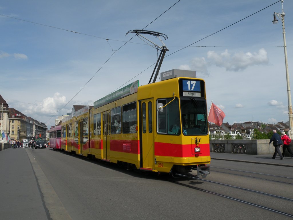 Be 4/8 256 mit seinem Anhnger 1322 fhrt ber die Mittlere Brcke Richtung Schifflnde. Die Aufnahme stammt vom 26.04.2010.