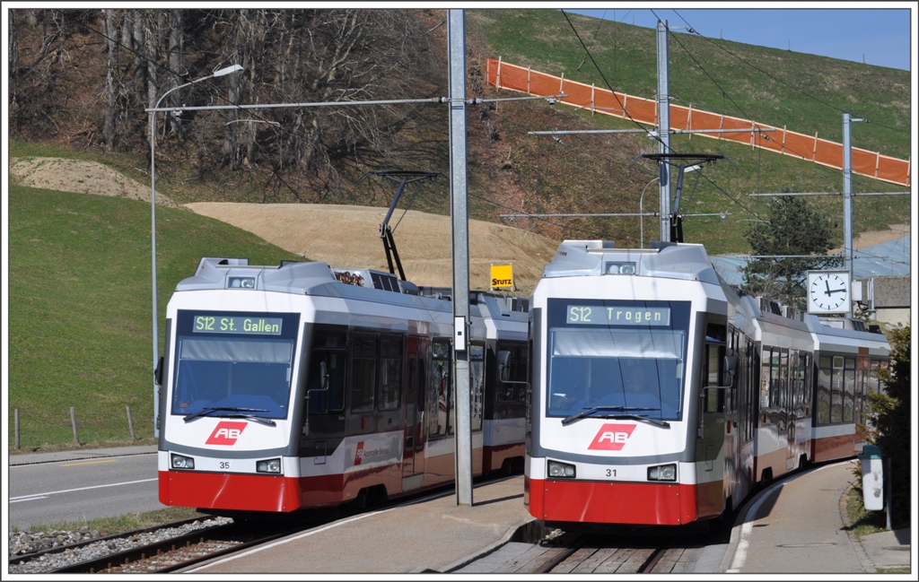 Be 4/8 31 und 35 kreuzen in der Station Schwarzer Bren. (24.03.2011)