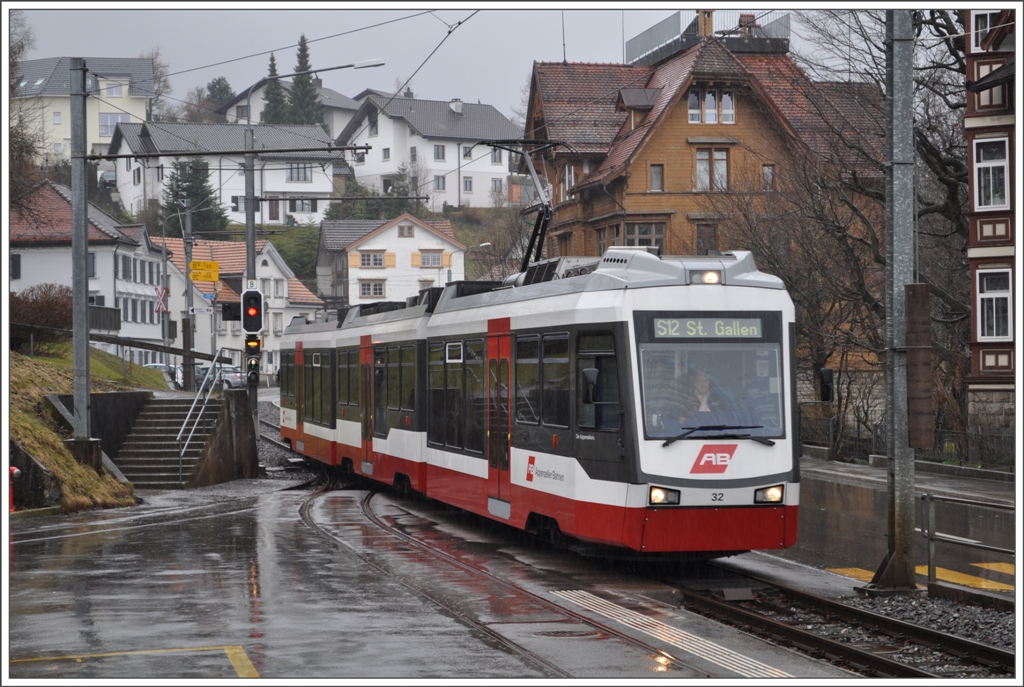 Be 4/8 32 erreicht die Endstation Trogen. (17.03.2011)
