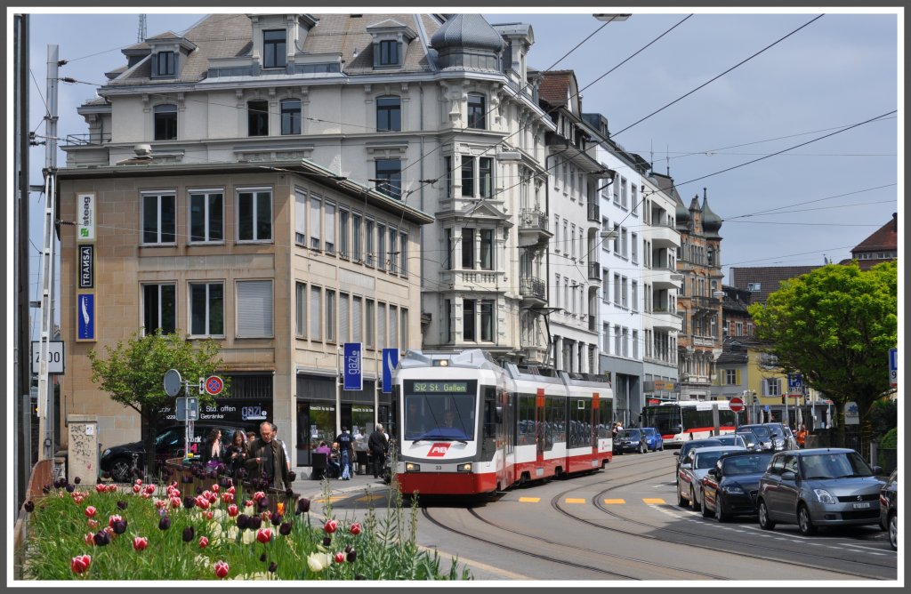 Be 4/8 33 aus Trogen hat den Nebenbahnhof St.Gallen fast erreicht. (03.05.2011)