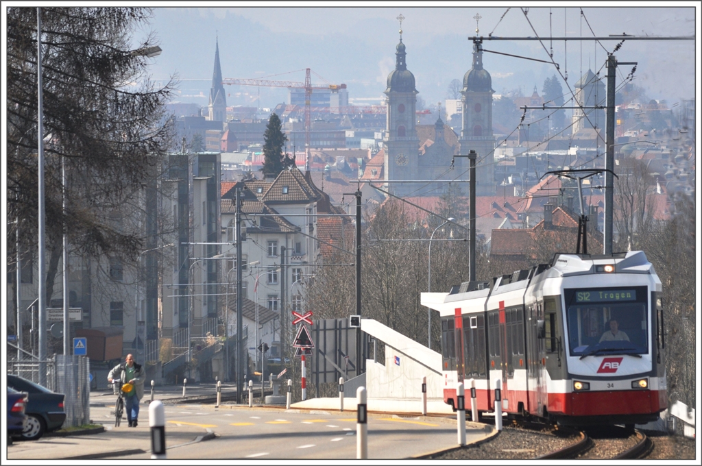 Be 4/8 34 durchfhrt die neue Station Birnbumen. Im Hintergrund sind die Klostertrme von St.Gallen sichtbar. Die TB ist mit 76 o/oo die steilste schmalspurige Adhsionsbahn der Schweiz. (24.03.2011)