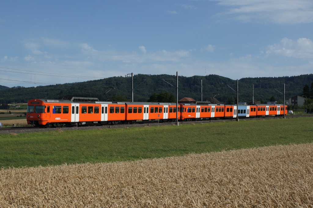 Be 4/8 45 und Be 4/12 54 verlassen am 18.7.12 Urtenen.