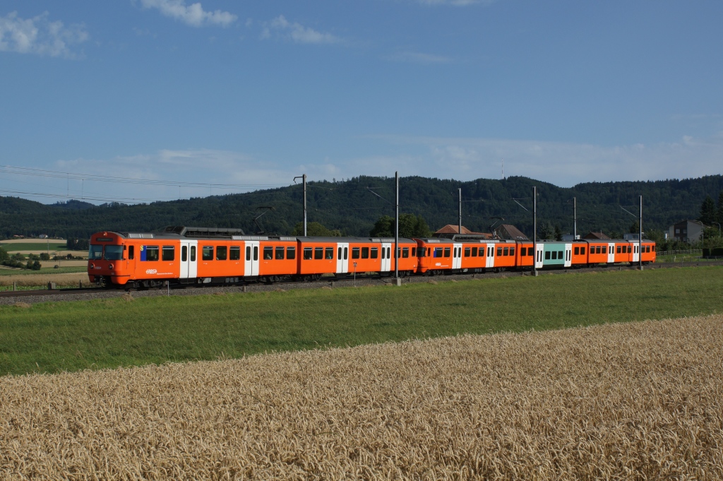 Be 4/8 58 und Be 4/12 58 befinden sich am 18.7.12 ausgangs von Urtenen.