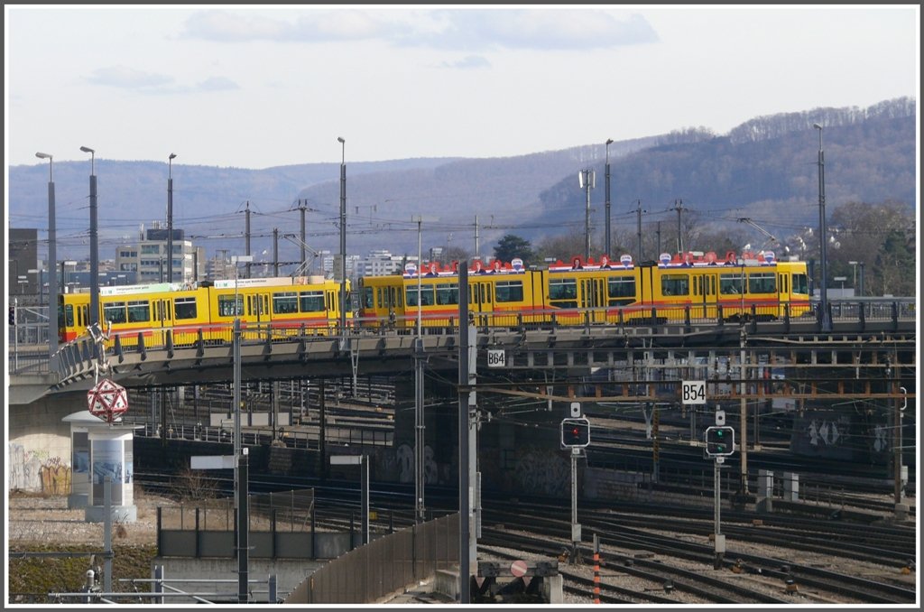 Be 4/8 und Be 4/6 berqueren die SBB Geleise beim Stellwerk an der Mnchensteinerstrasse. (01.03.2010)
