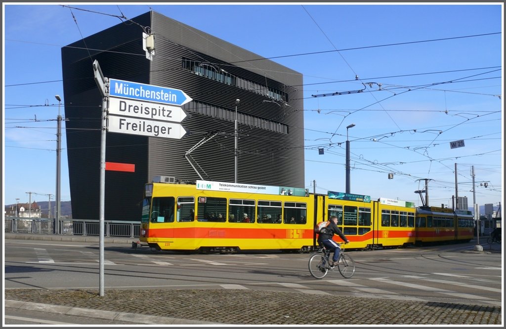 Be 4/8 und Be 4/6 vor dem Stellwerk der Architekten Herzog & De Meuron. (01.03.2010)