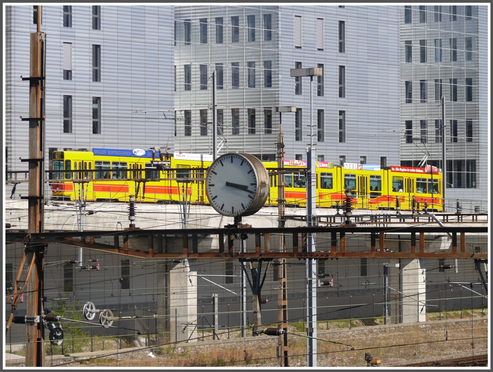 Be 4/8 und Be 4/6 vor dem Jakob Burckhardt Haus in Basel. (21.09.2010)