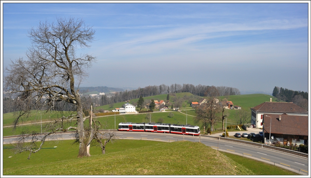 Be 4/8 beim Landgasthof Kurzegg mit Blickrichtung Bodensee, der allerdings im Dunst nicht zu erkennen ist. (24.03.2011)
