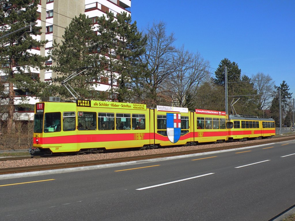 Be 4/8 mit der Betriebsnummer 201 und der Be 4/6 Dwag 143 ex BVB 643) auf der Linie 11 in der Nhe der Haltestelle Surbaum Richtung Aesch. Die Aufnahme stammt vom 29.02.2012.