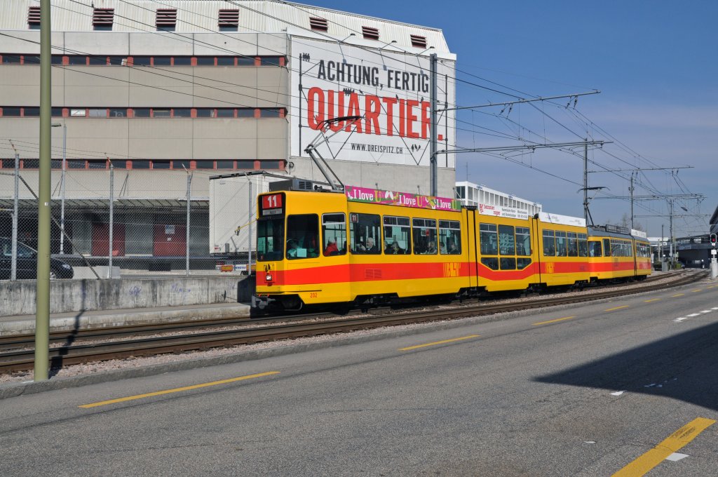 Be 4/8 mit der Betriebsnummer 202 und der Be 4/6 105 auf der Linie 11 beim Ruchfeld. Die Aufnahme stammt vom 26.03.2012.

