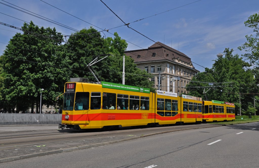 Be 4/8 mit der Betriebsnummer 206 und der Be 4/6 231 auf der Linie 11 bei der Einfahrt zur Haltestelle Bahnhof SBB. Die Aufnahme stammt vom 12.06.2013.