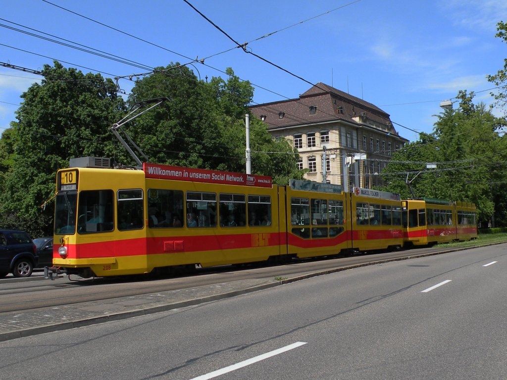 Be 4/8 mit der Betriebsnummer 208 und der Be 4/6 225 auf der Linie 10 auf dem Weg zum Bahnhof SBB. Die Aufnahme stammt vom 20.05.2012.

