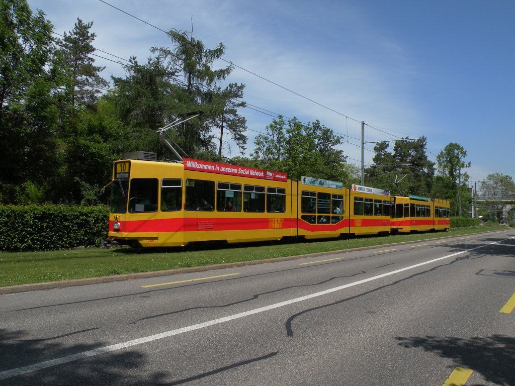Be 4/8 mit der Betriebsnummer 208 und ein Be 4/6 auf der Linie 10 kurz nach der Haltestelle Zoo Dorenbach. Die Aufnahme stammt vom 20.05.2012.