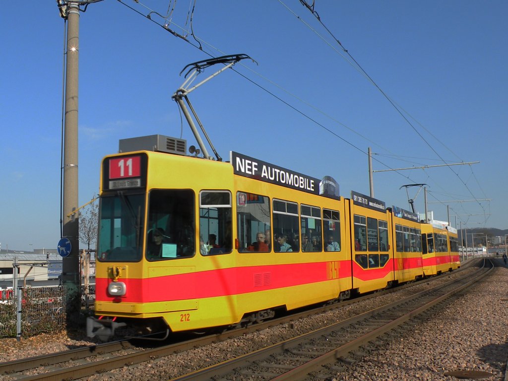 Be 4/8 mit der Betriebsnummer 212 und der Be 4/6 263 auf der Linie 11 fahren zur Haltestelle Mnchensteinerstrasse. Die Aufnahme stammt vom 26.03.2012.