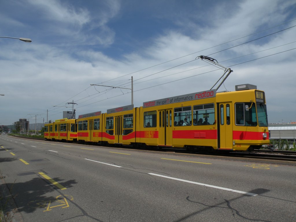 Be 4/8 mit der Betriebsnummer 215 und der Be 4/6 258 auf der Linie 10 auf dem Weg zur Haltestelle M-Parc. Die Aufnahme stammt vom 20.05.2012.