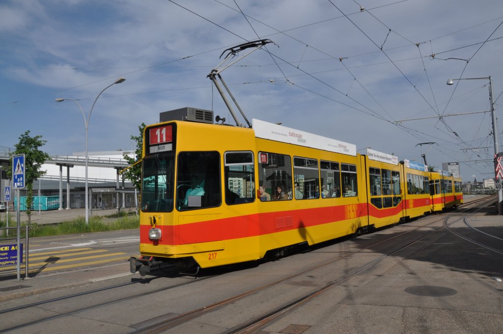 Be 4/8 mit der Betriebsnummer 217 und der Be 4/6 258 auf der Linie 11 fahren zur Haltestelle M-Parc. Die Aufnhame stammt vom 20.05.2012.