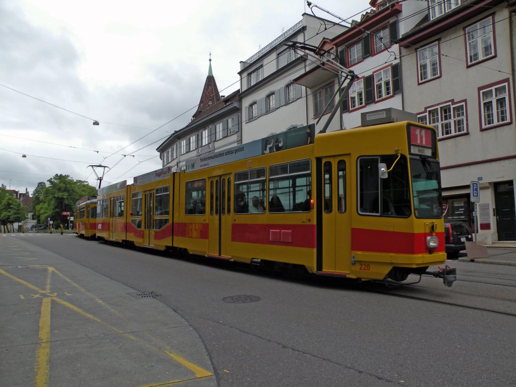 Be 4/8 mit der Betriebsnummer 220 fhrt Richtung Aesch auf der Linie 11. Die Aufnahme stammt vom 13.05.2010.