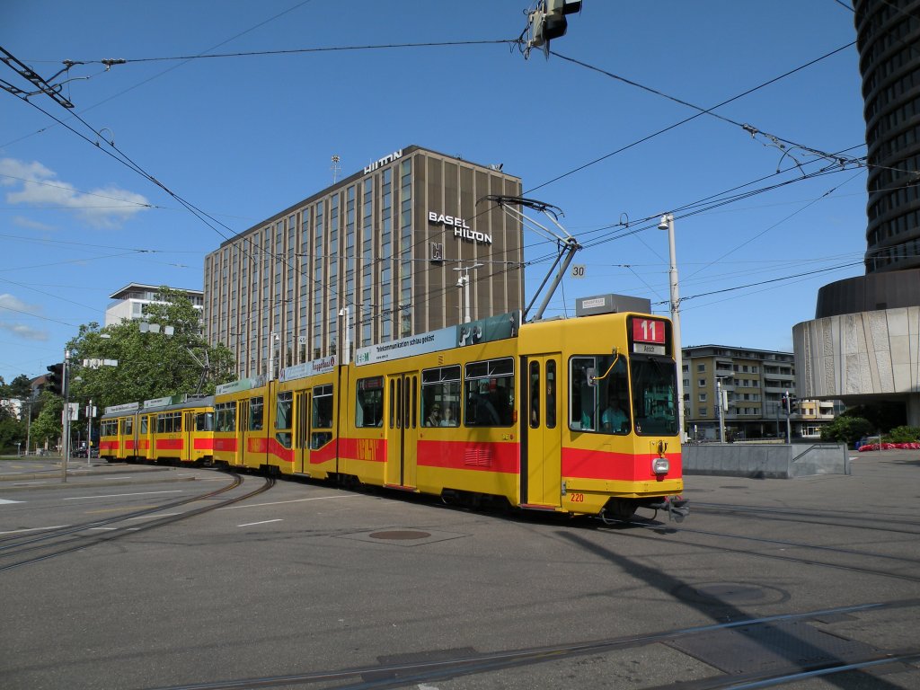 Be 4/8 mit der Betriebsnummer 220 und der Be 4/6 111 auf der Linie 11 fahren an der Haltestelle Bahnhof SBB ein. Die Aufnahme stammt vom 14.07.2012. 