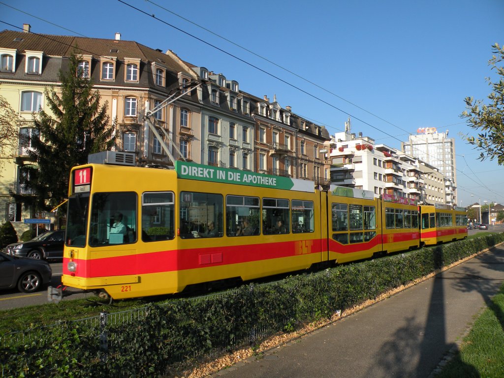 Be 4/8 mit der Betriebsnummer 221 und der Be 4/6 225 auf der Linie 11 fhrt Richtung Haltestelle M-Parc. Die Aufnahme stammt vom 04.10.2011.