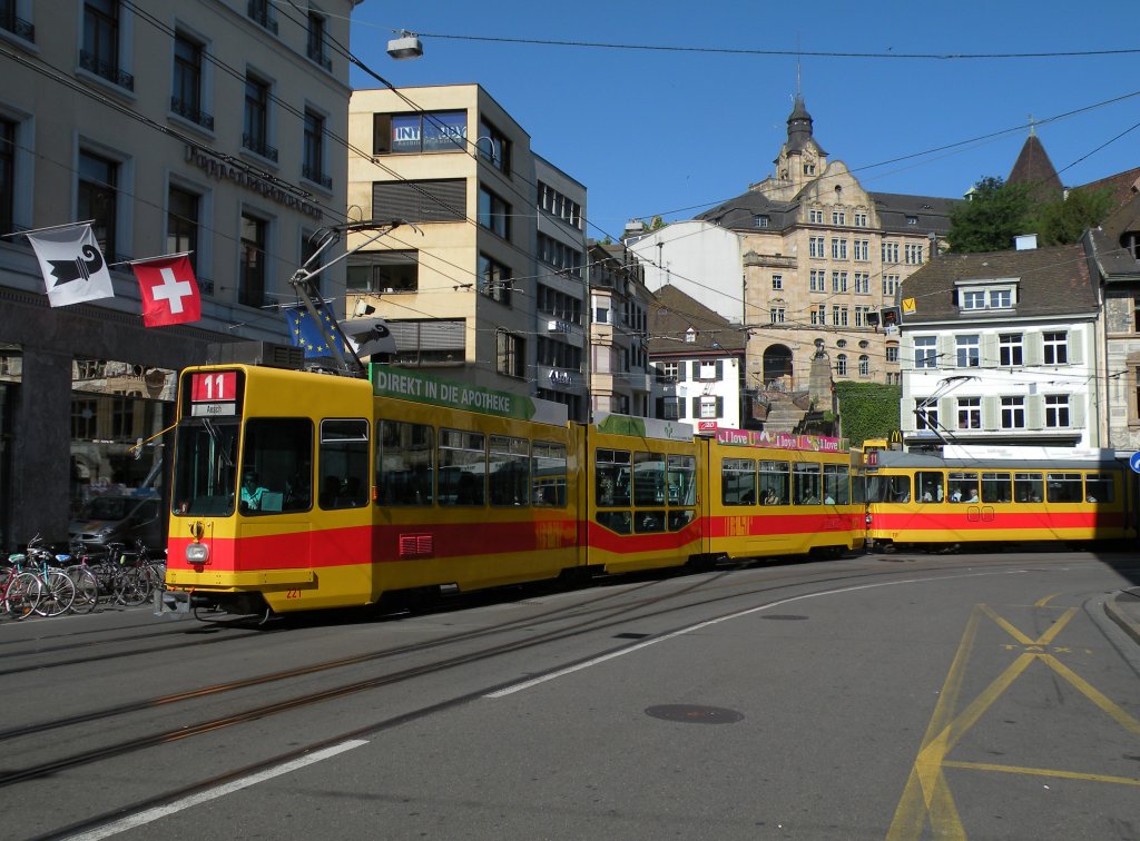 Be 4/8 mit der Betriebsnummer 221 und der Be 4/6 111 auf der Linie 11 kurz nach der Haltestelle Barfsserplatz. Die Aufnahme stammt vom 08.07.2010.