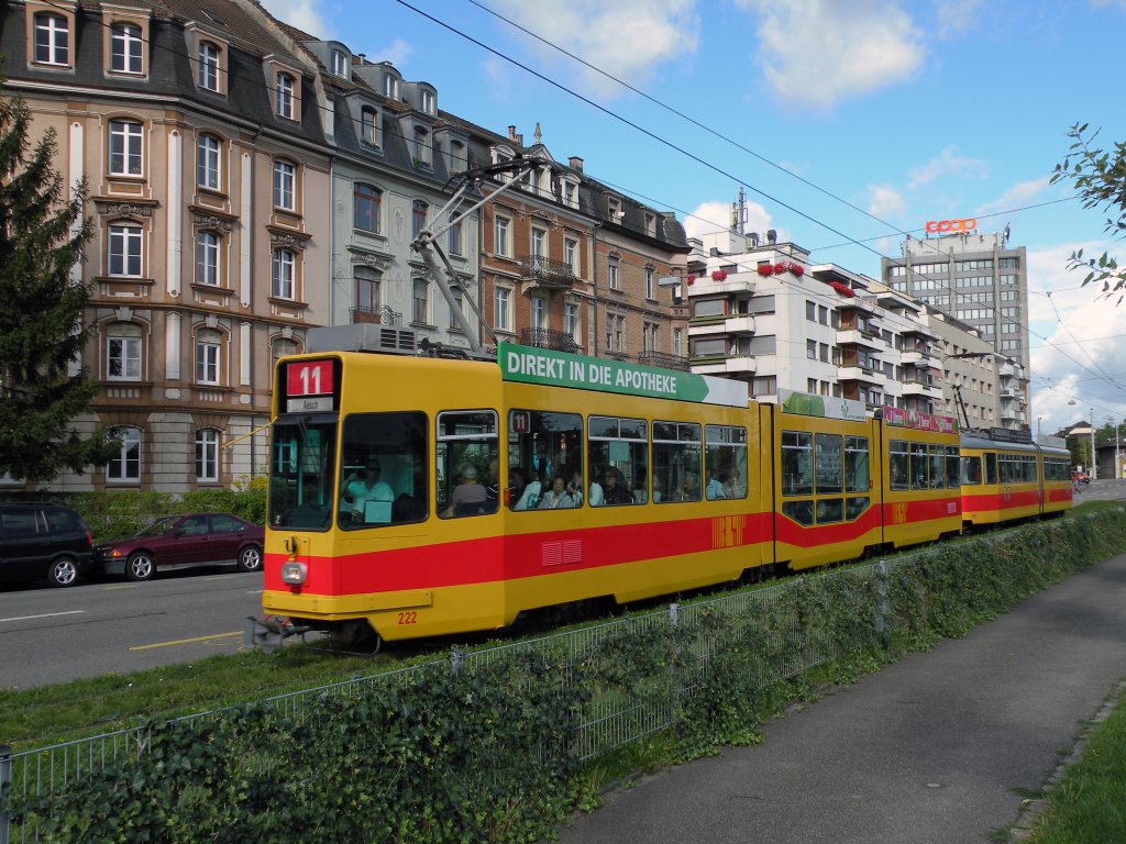 Be 4/8 mit der Betriebsnummer 222 und der Be 4/6 105 fahren zur Haltestelle M Parc in Basel. Die Aufnahme stammt vom 09.08.2011.