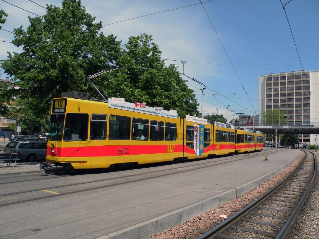 Be 4/8 mit der Betriebsnummer 223 und der Be 4/6 227 auf der Linie 10 auf dem Weg Richtung Haltestelle Zoo Dorenbach. Die Aufnahme stammt vom 20.05.2012.