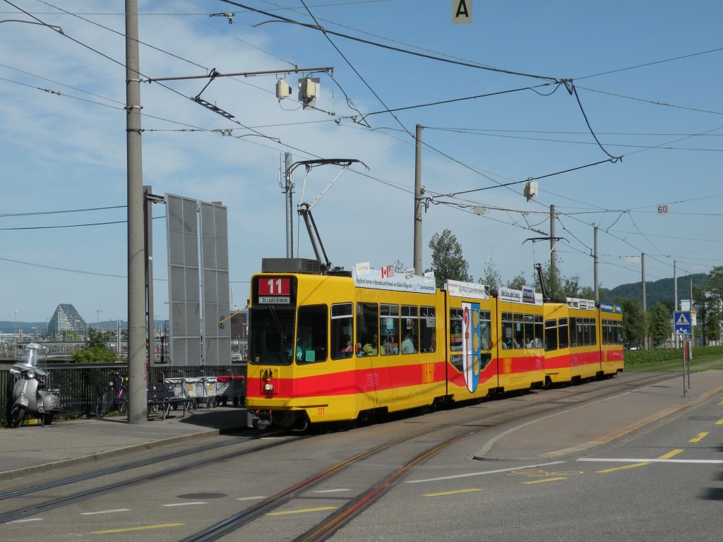 Be 4/8 mit der Betriebsnummer 223 und der Be 4/6 265 auf der Linie 11 an der Haltestelle Mnchensteinerstrasse. Die Aufnahme stammt vom 02.06.2012.