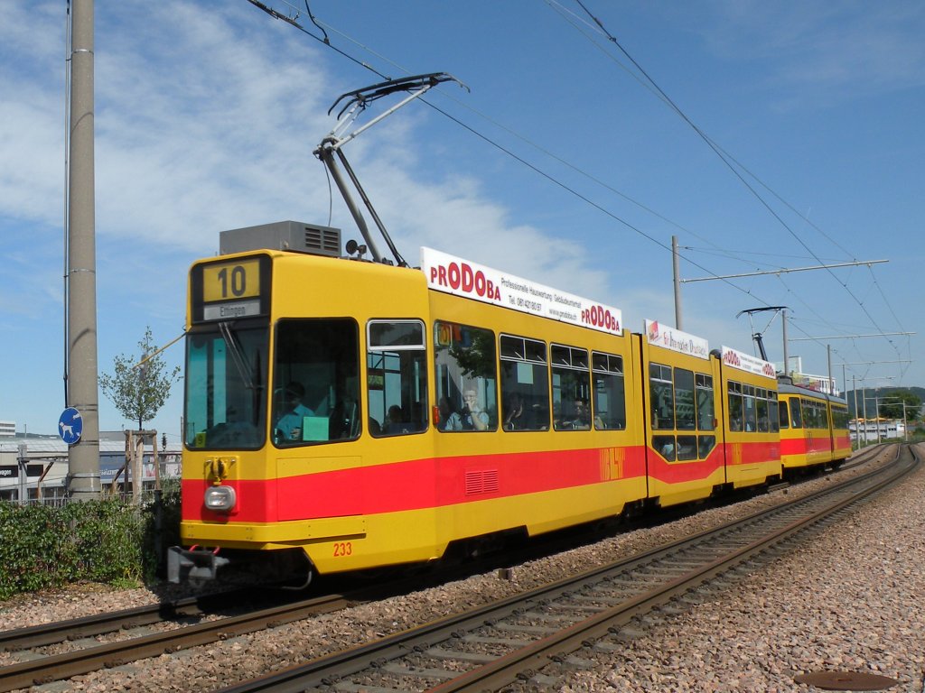 Be 4/8 mit der Betriebsnummer 233 und der Be 4/6 102 auf der Linie 10 kurz vor der Haltestelle Mnchensteinerstrasse. Die Aufnahme stammt vom 02.06.2012.

