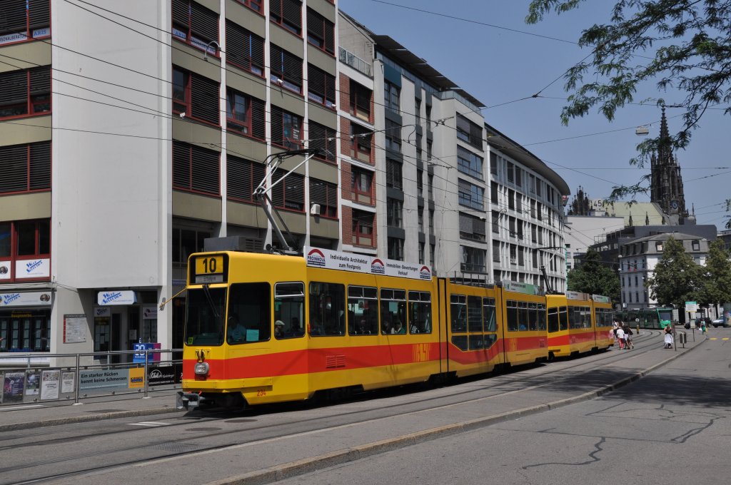 Be 4/8 mit der Betriebsnummer 234 und der Be 4/6 262 auf der Linie 10 an der Haltestelle Heuwaage. Die Aufnahme stammt vom 29.06.2012. 