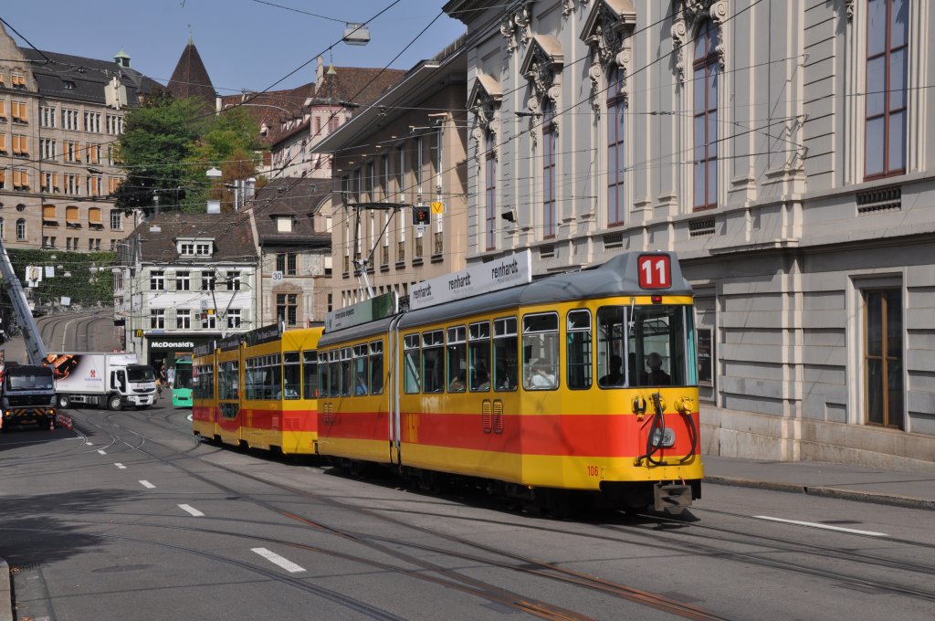 Be 4/8 mit der Betriebsnummer 235 und der Be 4/6 106 auf der Linie 11 fahren den Steinenberg hinunter zur Haltestelle Barfsserplatz. Die Aufnahme stammt vom 22.08.2011.