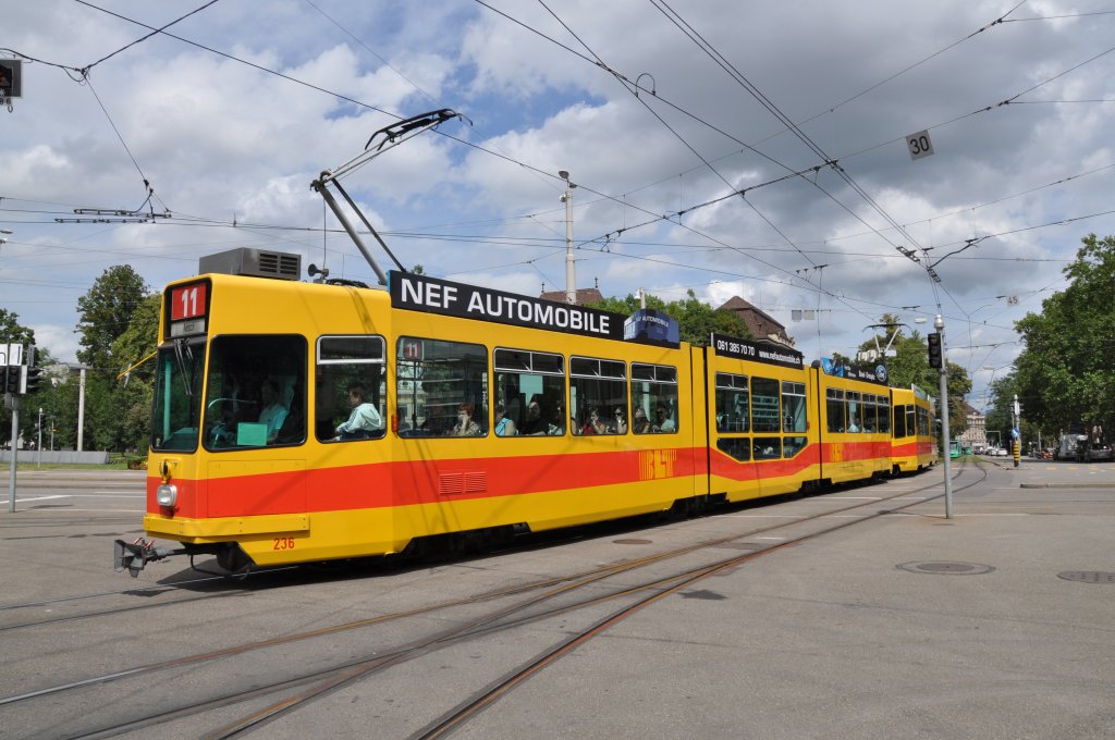 Be 4/8 mit der Betriebsnummer 236 und der Be 4/6 263 auf der Linie 11 fahren am  Bahnhof SBB ein. Die Aufnahme stammt vom 13.08.2011.