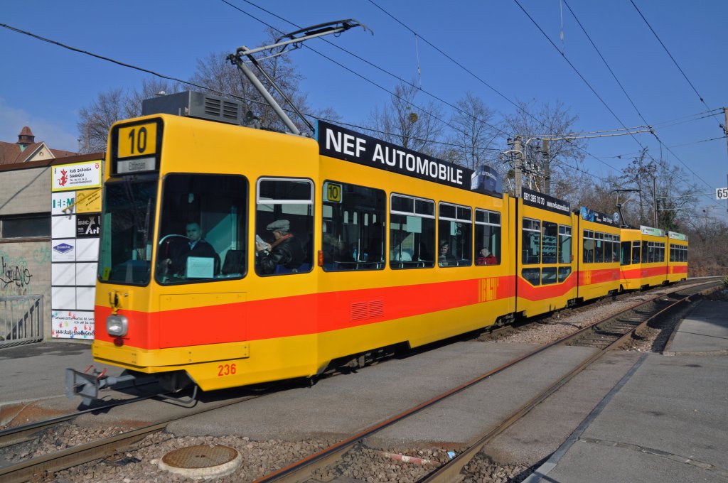 Be 4/8 mit der Betriebsnummer 236 und der Be 4/6 266 fahren auf die Haltestelle Oberdorf ein. Die Aufnahme stammt vom 20.02.2012.