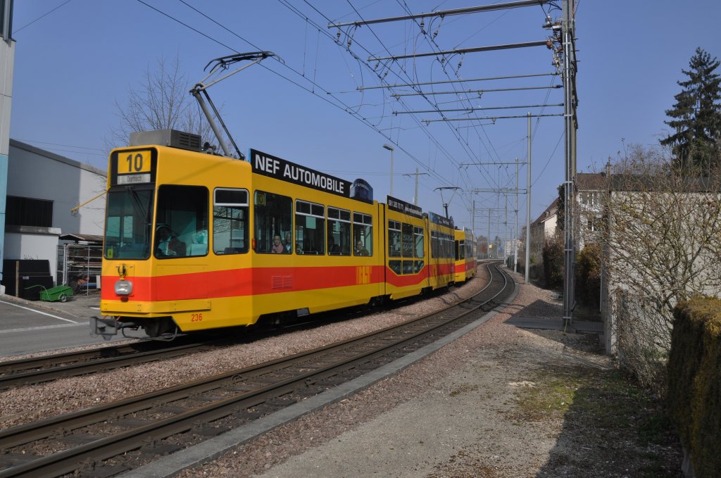 Be 4/8 mit der Betriebsnummer 236 und der Be 4/6 258 auf der Linie 10 kurz vor der Haltstelle Mnchenstein Dorf. Die Aufnahme stammt vom 13.03.2012.