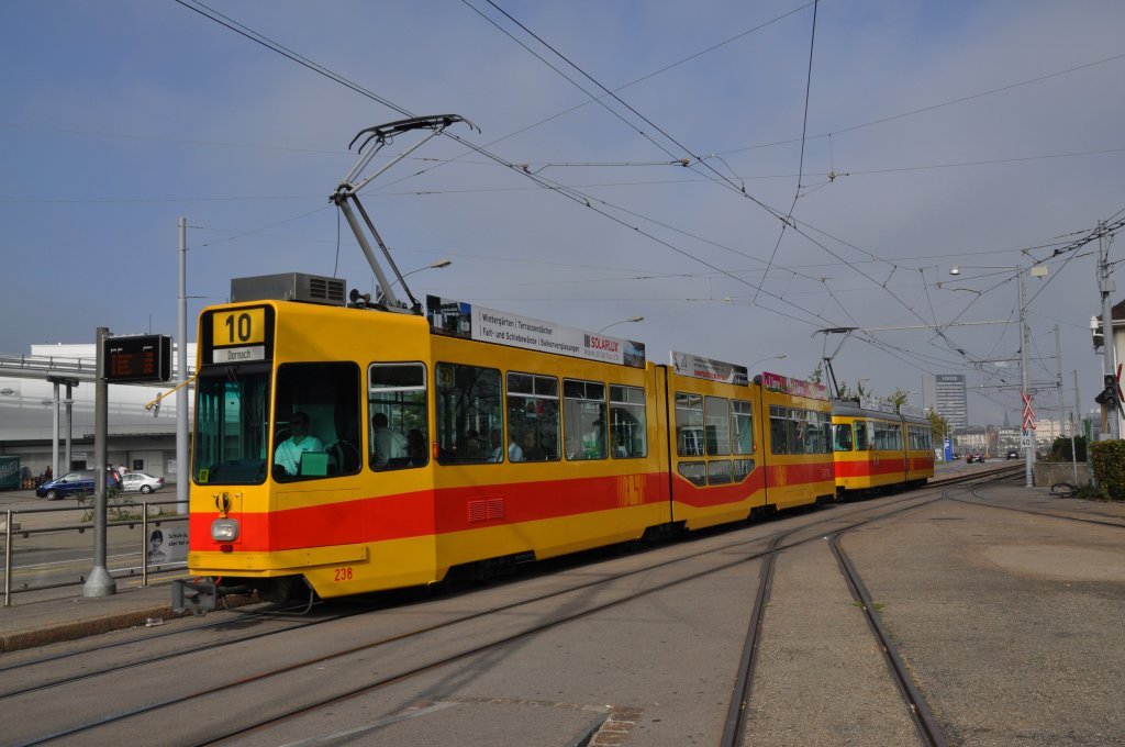 Be 4/8 mit der Betriebsnummer 238 und der Be 4/6 101 auf der Linie 10 fahren Richtung Haltestelle M-Parc. Die Aufnahme stammt vom 01.10.2011. 