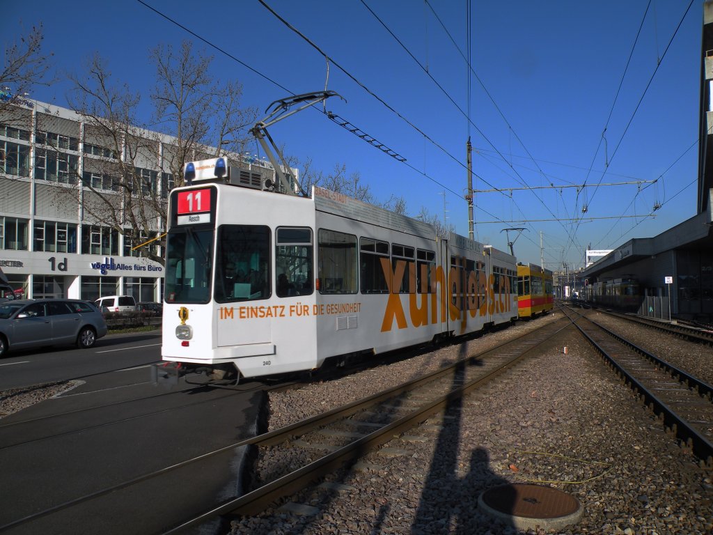 Be 4/8 mit der Betriebsnummer 240 und der Be 4/6 262 fahren Richtung Haltestelle Ruchfeld. Die Aufnahme stammt vom 16.01.2012. Ich stehe auf einem Fusgngerbergang und nicht im Gleisbereich! 