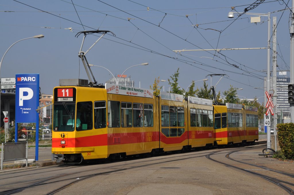 Be 4/8 mit der Betriebsnummer 243 und der Be 4/6 261 auf der Linie 11 fahren Richtung Haltestelle M-Parc. Die Aufnahme stammt vom 01.10.2011.