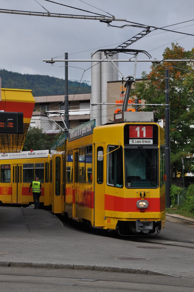 Be 4/8 mit der Betriebsnummer 246 auf der Linie 11 an der Endstation in Aesch. Die Aufnahme stammt vom 16.08.2011.

