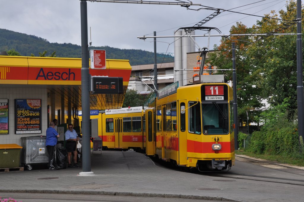 Be 4/8 mit der Betriebsnummer 246 an der Endstation auf der Linie 11 in Aesch. Die Aufnahme stammt vom 16.08.2011.