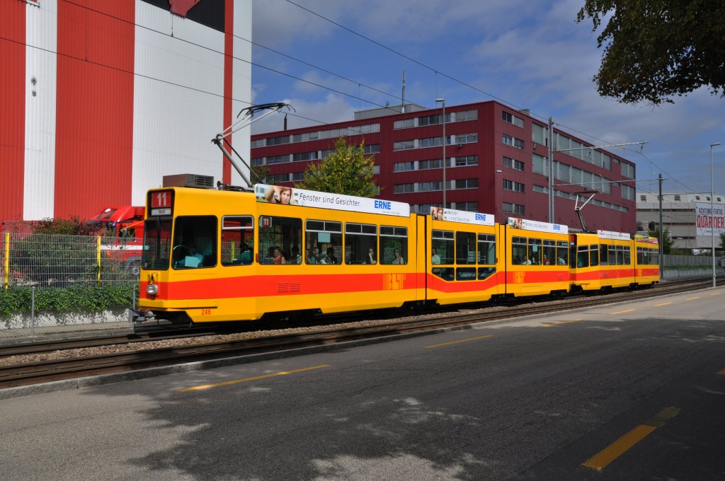 Be 4/8 mit der Betriebsnummer 246 und der Be 4/6 261 auf der Linie 11 kurz nach der Haltestelle Ruchfeld. Die Aufnahme stammt vom 16.08.2011.